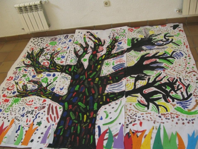  Árvore pintada pelos alunos 